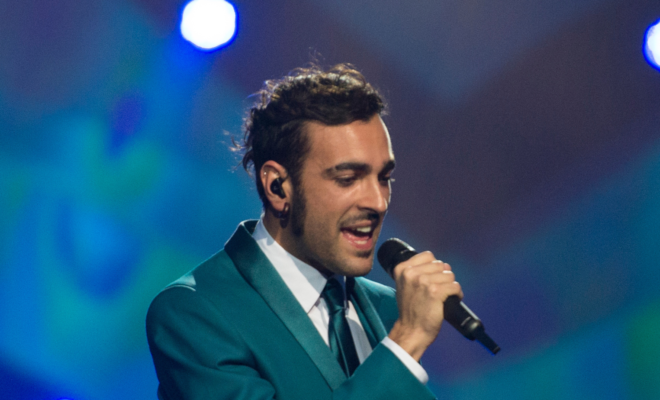 Marco Mengoni che canta