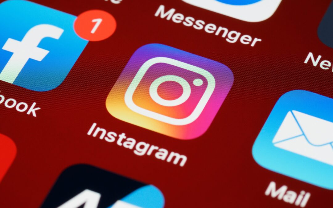 Foto schermo smartphone sui loghi di Facebook e Instagram