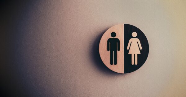 logo parità di genere con uomo e donna, illuminazione cupa