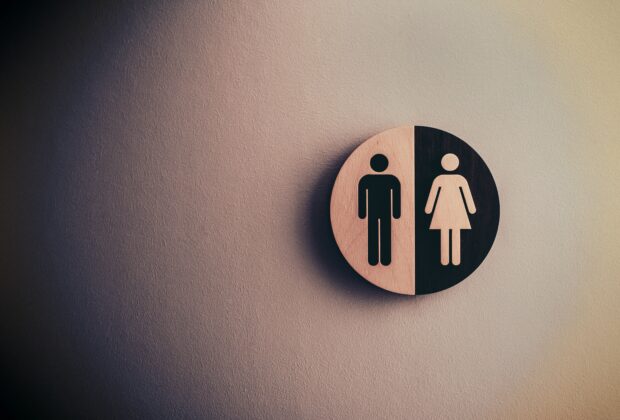 logo parità di genere con uomo e donna, illuminazione cupa