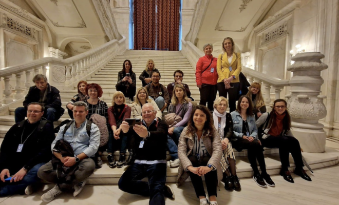 foto di gruppo seduti su delle scale