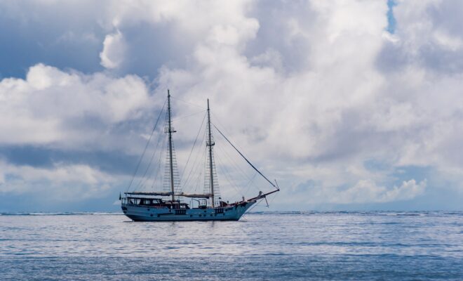 Barca a vela in mezzo al mare