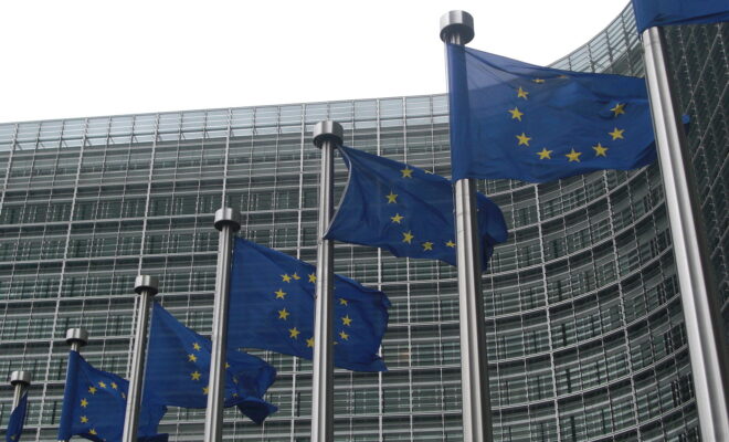 Flags in front of the European Commission building in Brussels (Sébastien Bertrand)